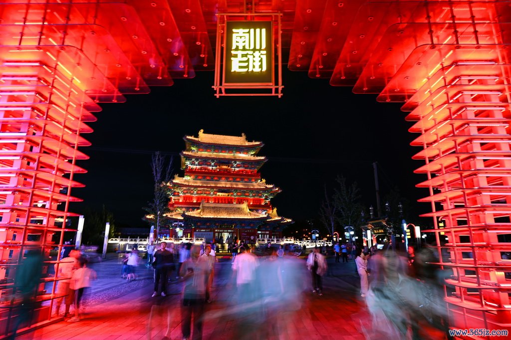 6月5日，旅客游览京杭大运河沧州段沿线的南川老街。新华社记者 周义 摄